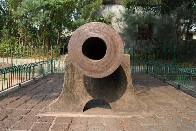 Dalmadal Gun and the platform on which it is mounted — photograph 2