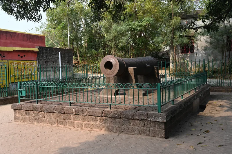 Dalmadal Gun and the platform on which it is mounted — photograph 1