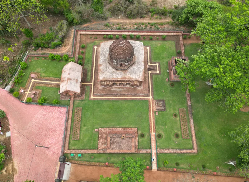 Radhamadhab Temple — photograph 3