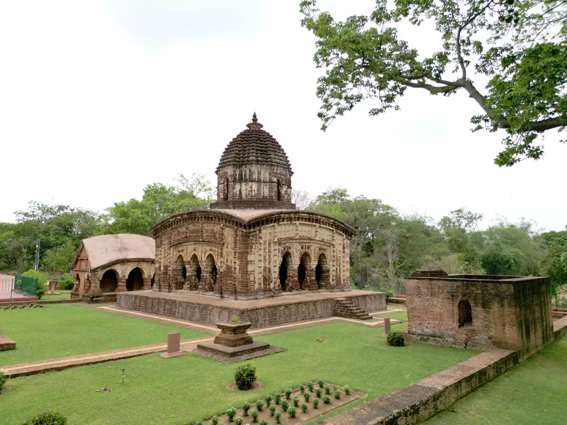 Radhamadhab Temple — photograph 1