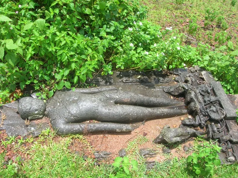 Temple site of an old Jain temple, now represented only by a mound with a Jain Statue — photograph 1