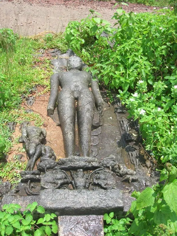 Temple site of an old Jain temple, now represented only by a mound with a Jain Statue — photograph 2