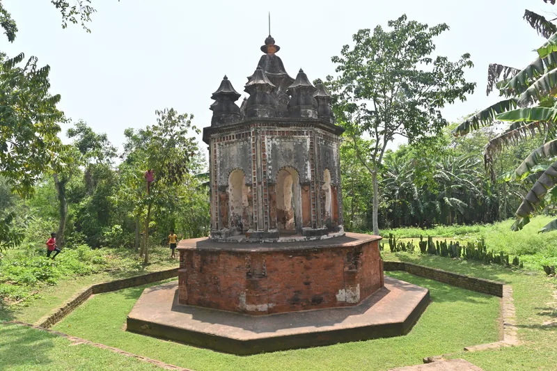 Temples of Bandyopadhyay family — photograph 1
