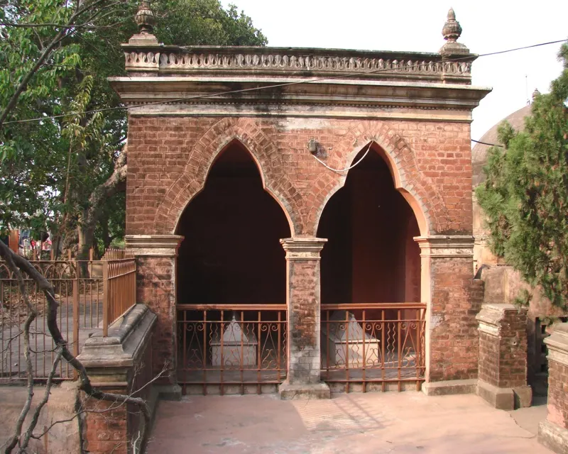 The tombs of Bahram Sakka, Sher Afgan and Nawab Kutabuddin. — photograph 3