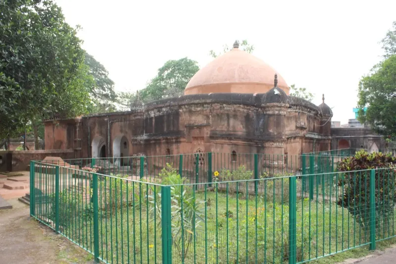 The tombs of Bahram Sakka, Sher Afgan and Nawab Kutabuddin. — photograph 2